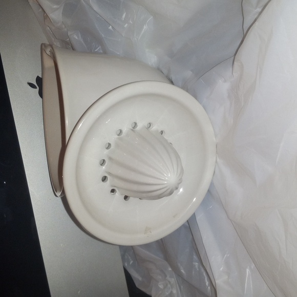 Rae Dunn Ceramic Citrus Juicer "Squeeze" Removable Lid - Picture 6 of 9
